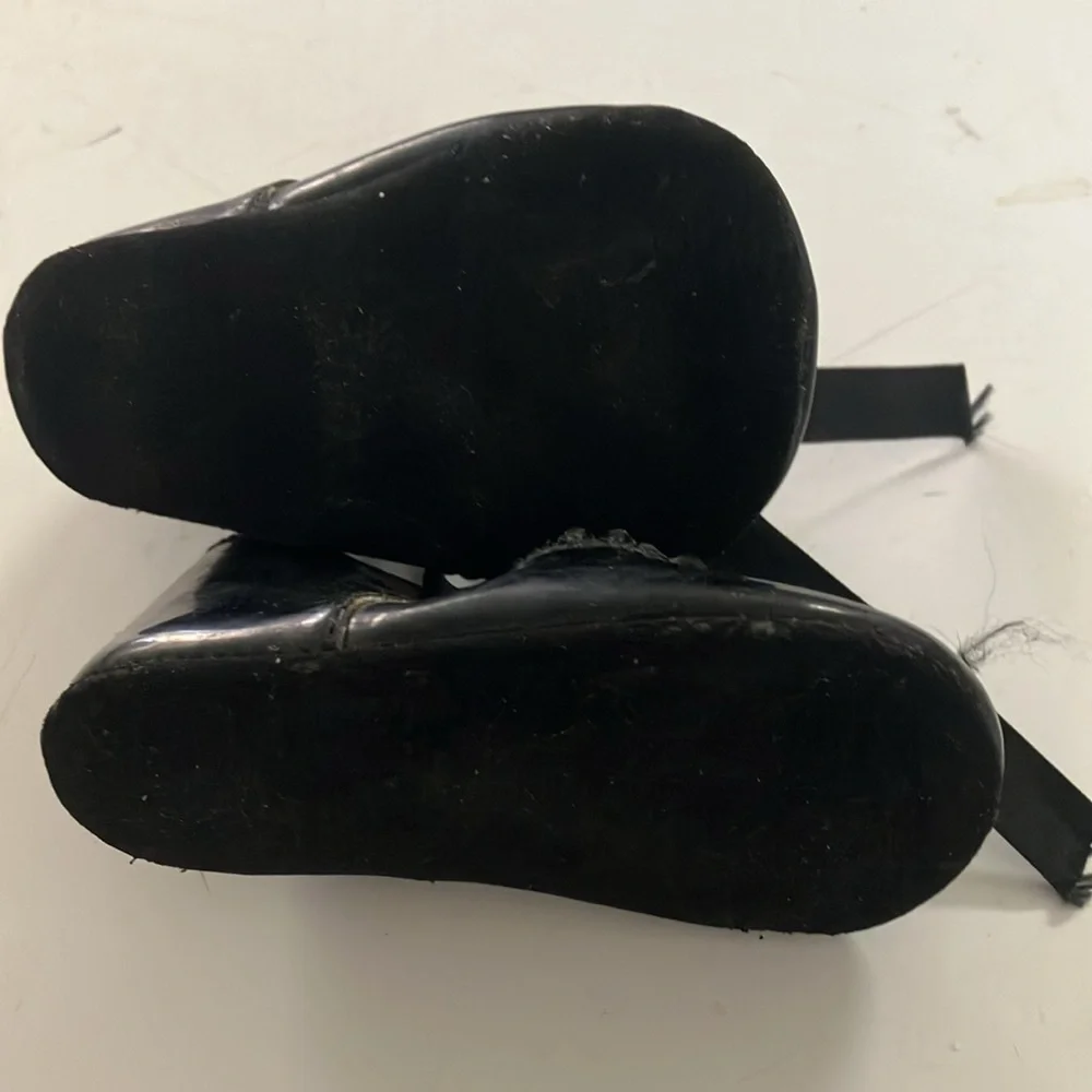 Infant black patent baby shoes size 0